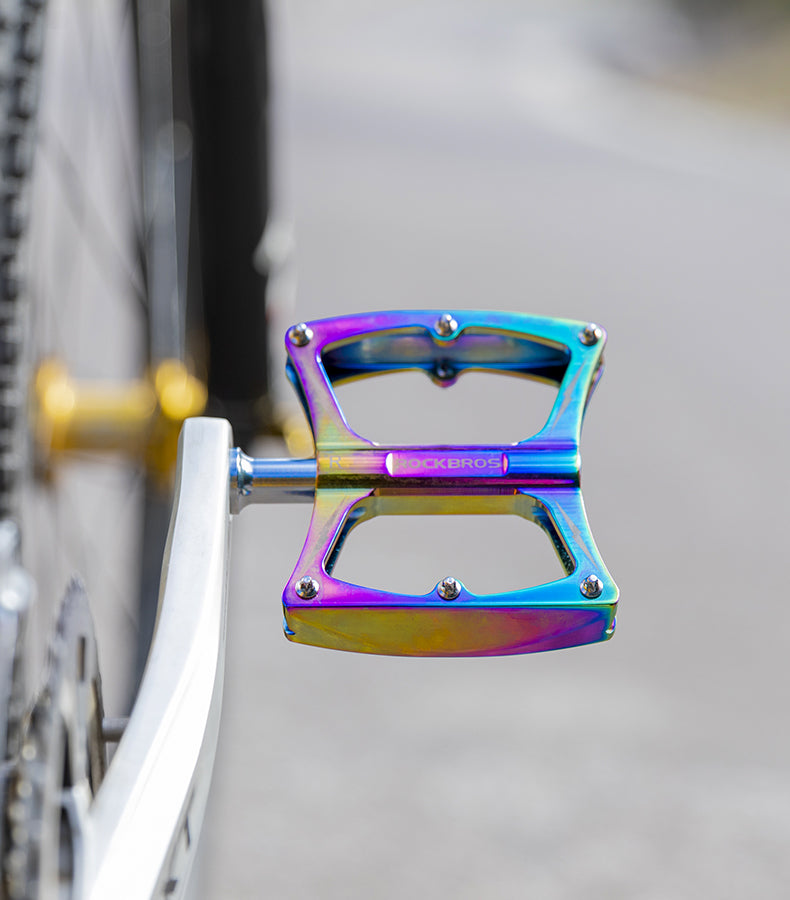 Choosing Between Flat Pedals and Clipless Pedals for Road Cycling