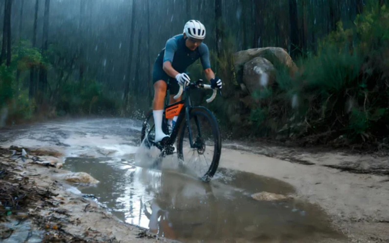 Waterproof bicycle bag for riding in the rain