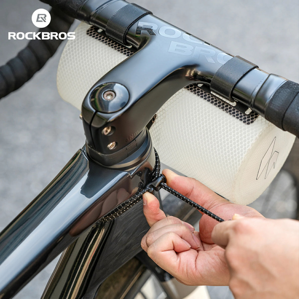 Bike handlebar bag with detachable shoulder strap for crossbody carry