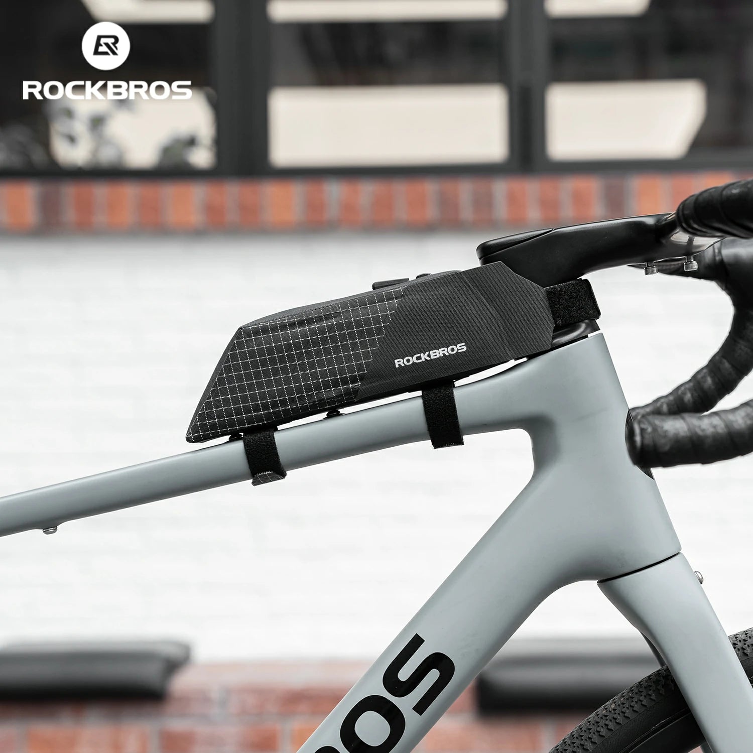 Fully waterproof 600D polyester fabric with seamless welding keeps belongings dry in rainy days