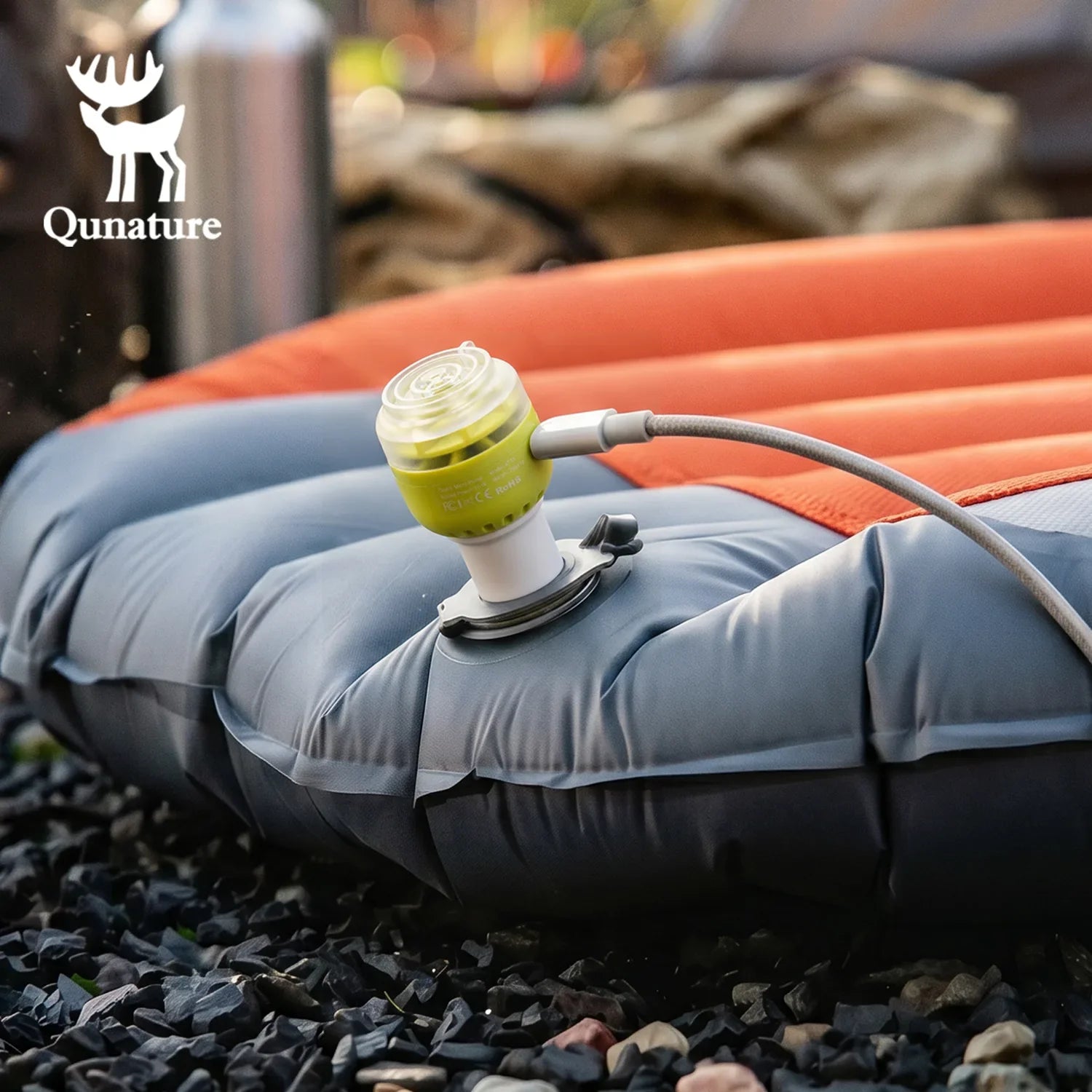 Inflatable camping mattress with air pump and Qunature logo.