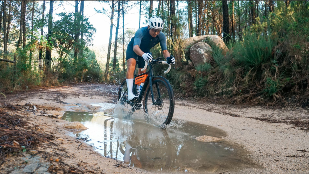 Waterproof bicycle bag for riding in the rain