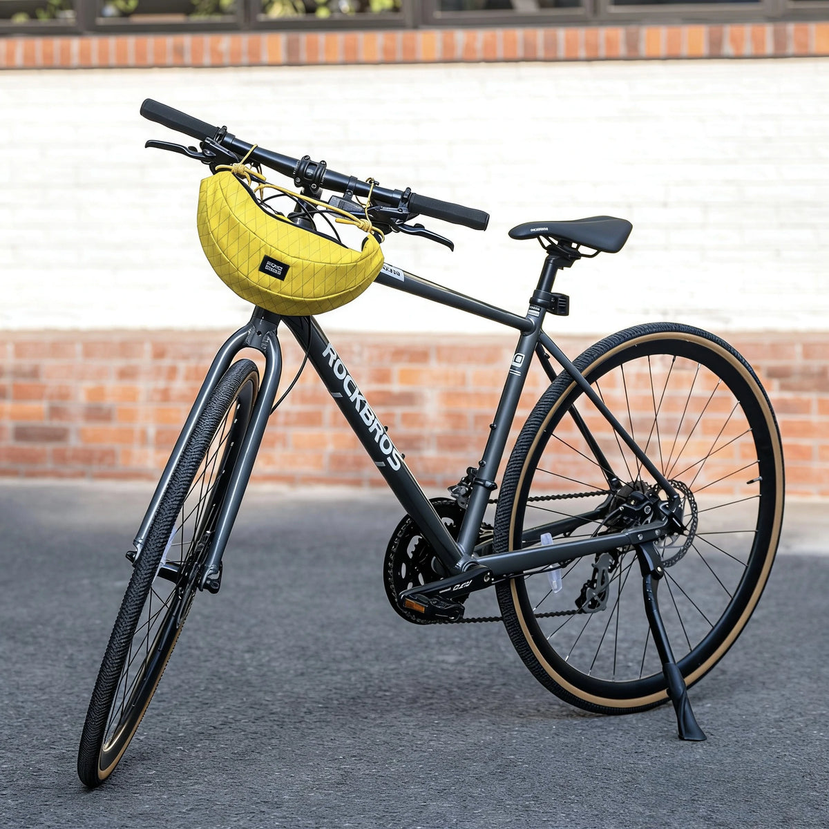 Lightweight 1.8L Banana Bike Handlebar Bag – Crossbody Cycling Pouch