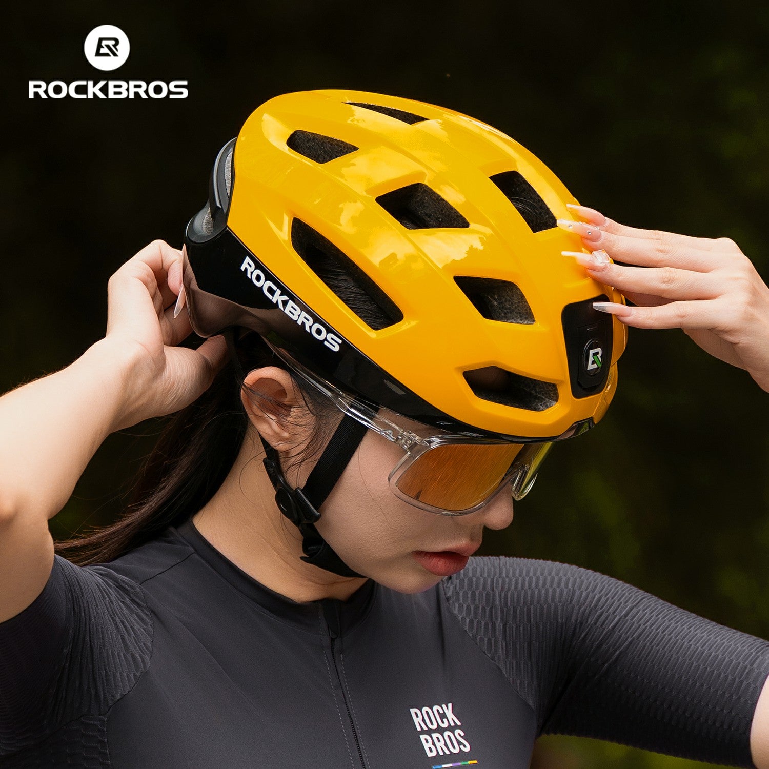 Riding Helmet with Bike Headlight and Tail Light Remote